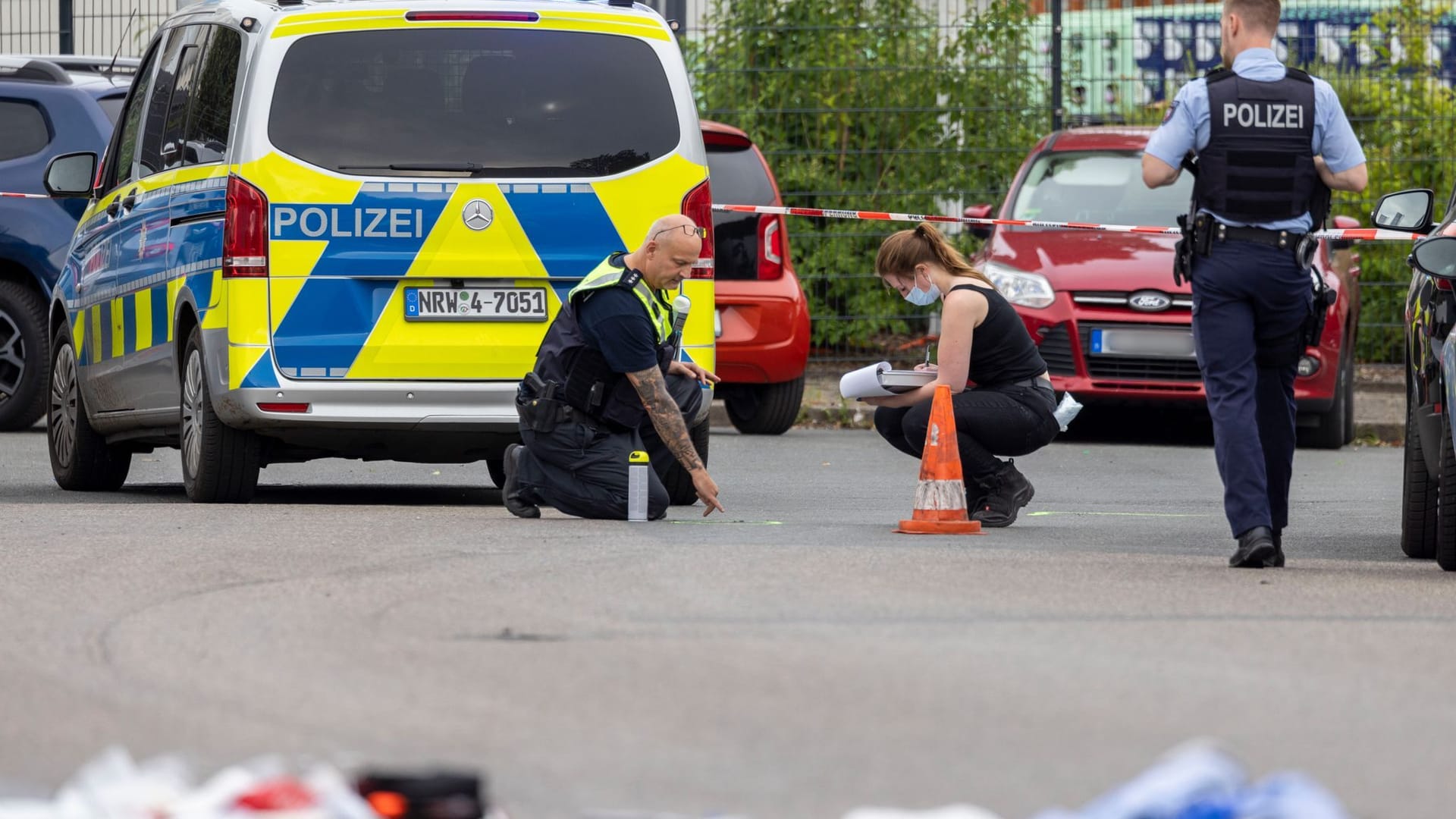 Einsatzkräfte sichern Spuren: Bei einer Fahrzeugkontrolle war der Polizist angefahren und lebensgefährlich verletzt worden.