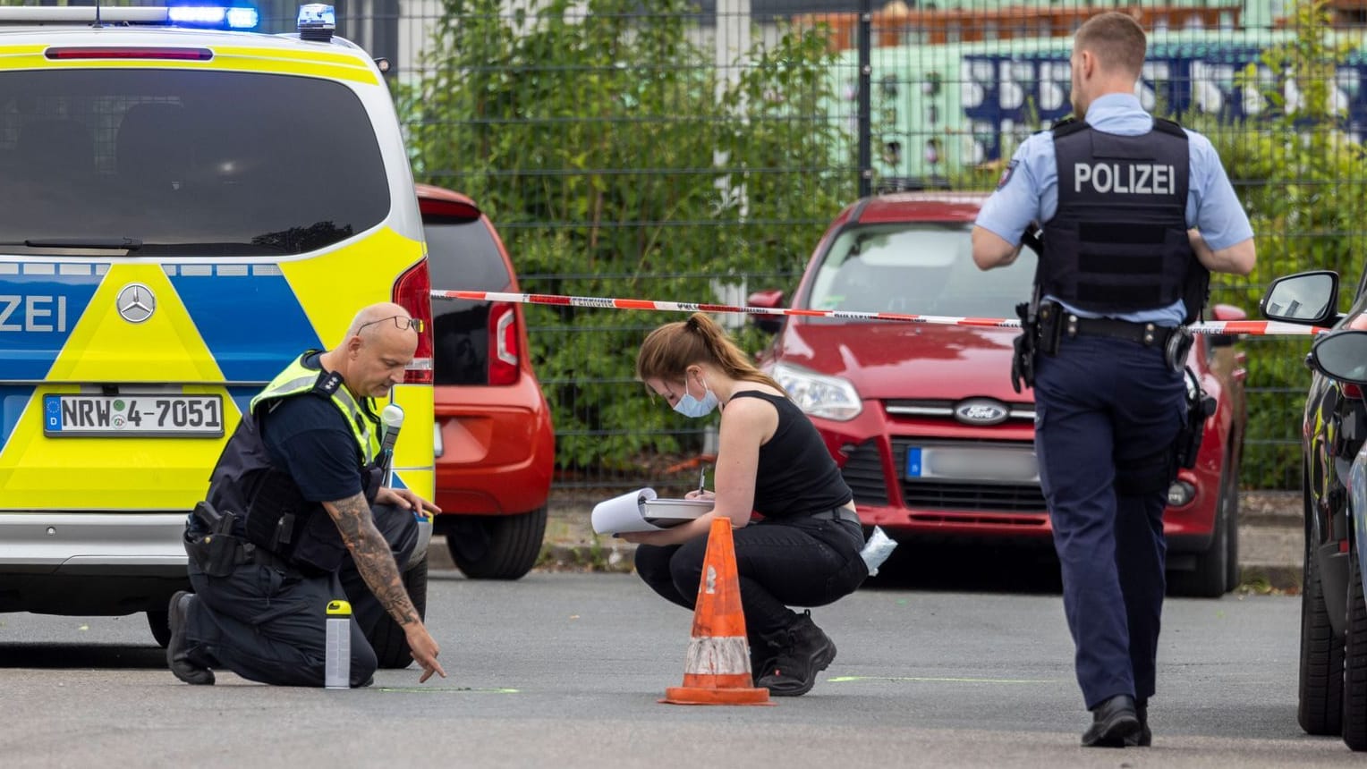 Einsatzkräfte sichern Spuren: Bei einer Fahrzeugkontrolle war der Polizist angefahren und lebensgefährlich verletzt worden.