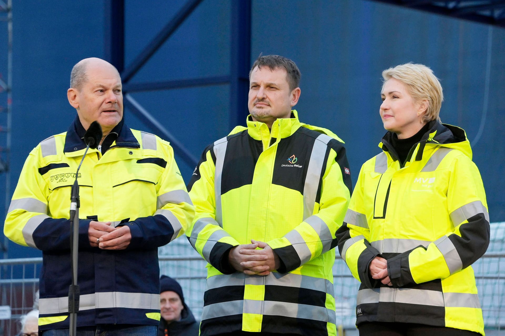 Das ging ausnahmsweise schnell: Olaf Scholz unter anderem mit Ministerpräsidentin Manuela Schwesig bei der offiziellen Inbetriebnahme des LNG-Terminals in Lubmin im Januar.