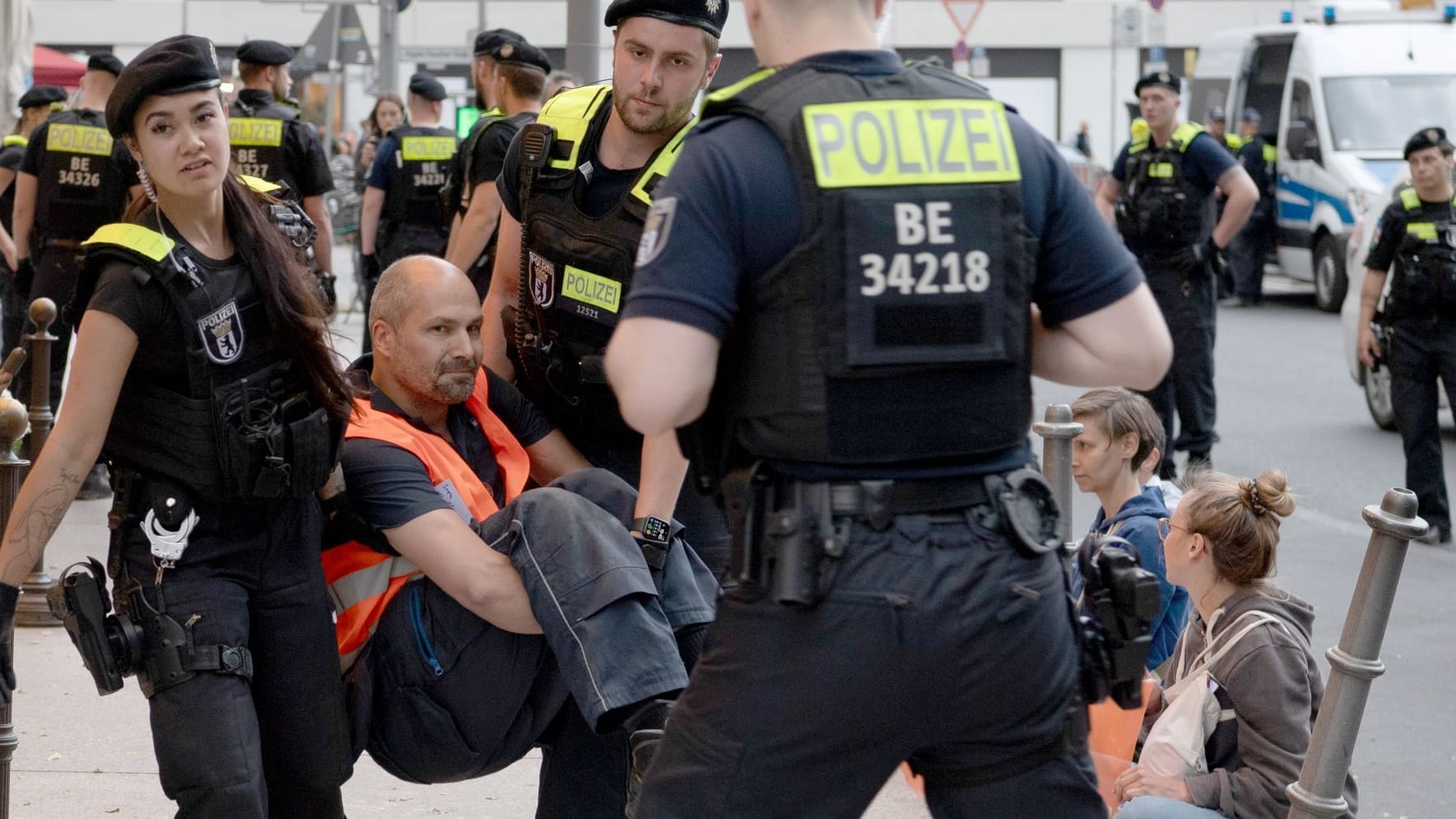 Polizisten tragen einen Klimakleber weg: Insgesamt 16 Aktivisten blockierten am Montag den Eingang des "Ritz Carlton".