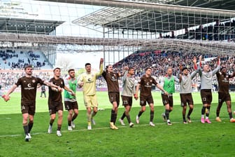 Jubel am Millerntor (Symbolbild): Die Deutsche Fußball Liga (DFL) hat den FC St. Pauli für den besten Rasen in der 2. Bundesliga ausgezeichnet.