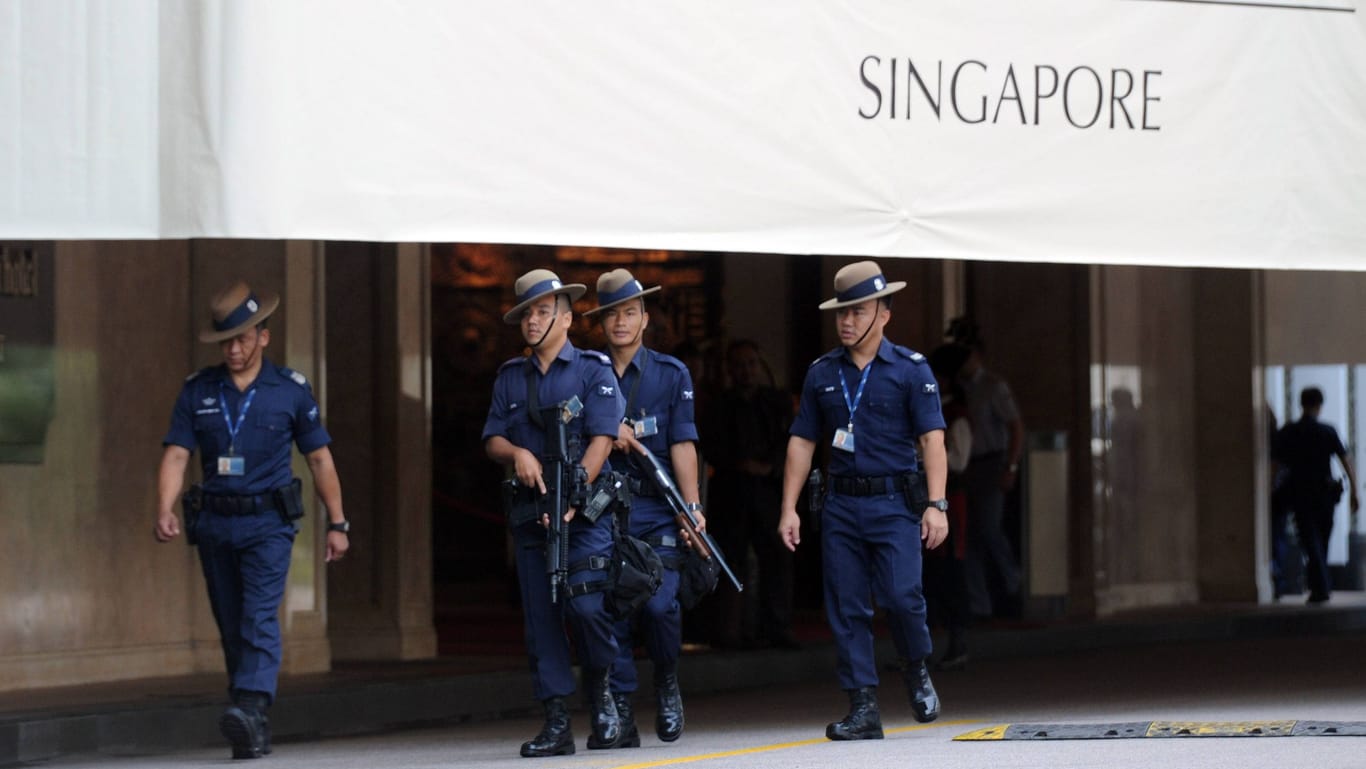 Polizisten in Singapur schützen das Shangri-La Hotel: Am Rande des Gipfels trafen sich auch ein Dutzende Geheimdienstchefs.