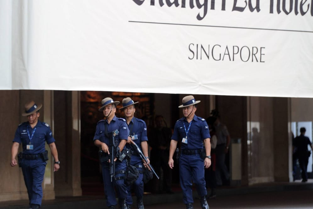 Polizisten in Singapur schützen das Shangri-La Hotel: Am Rande des Gipfels trafen sich auch ein Dutzende Geheimdienstchefs.