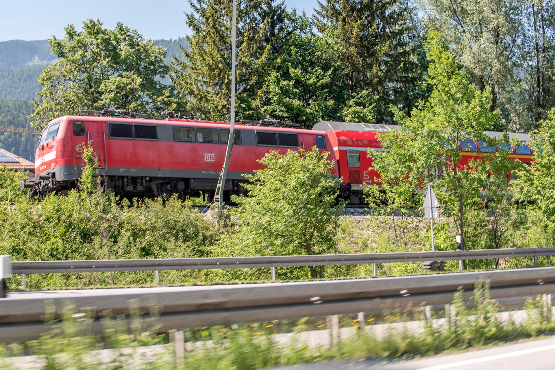 Lok und ein Waggon des Unglückszug auf dem Bahndamm neben der Bundesstrasse 2 im Süden Oberbayerns (Archivbild): Die Aufklärungsarbeiten laufen bis heute.