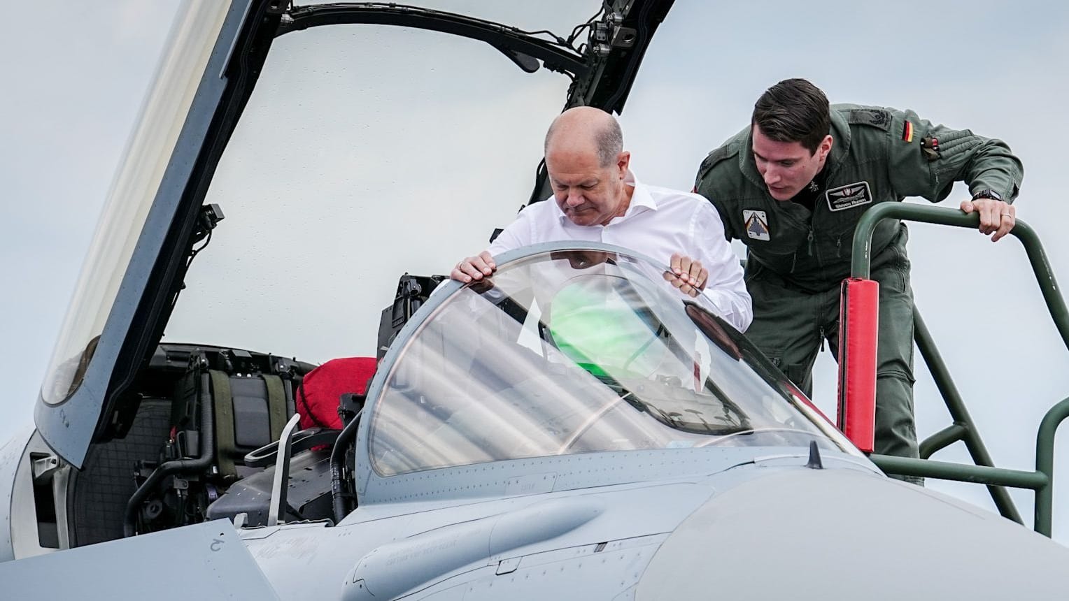 Bundeskanzler Olaf Scholz (SPD) im Cockpit eines Eurofighters: Der Sozialdemokrat besuchte am Freitag das "Air Defender 2023"-Manöver.