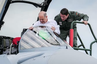 Bundeskanzler Olaf Scholz (SPD) im Cockpit eines Eurofighters: Der Sozialdemokrat besuchte am Freitag das "Air Defender 2023"-Manöver.