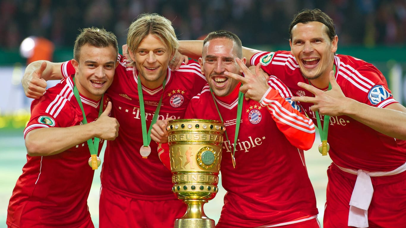 Anatolij Timoschtschuk (2.v.l.) mit seinen ehemaligen Bayern-Kollegen Xherdan Shaqiri (l.), Frank Ribery (2.v.r.) und Daniel van Buyten nach dem Gewinn des DFB-Pokals 2013.