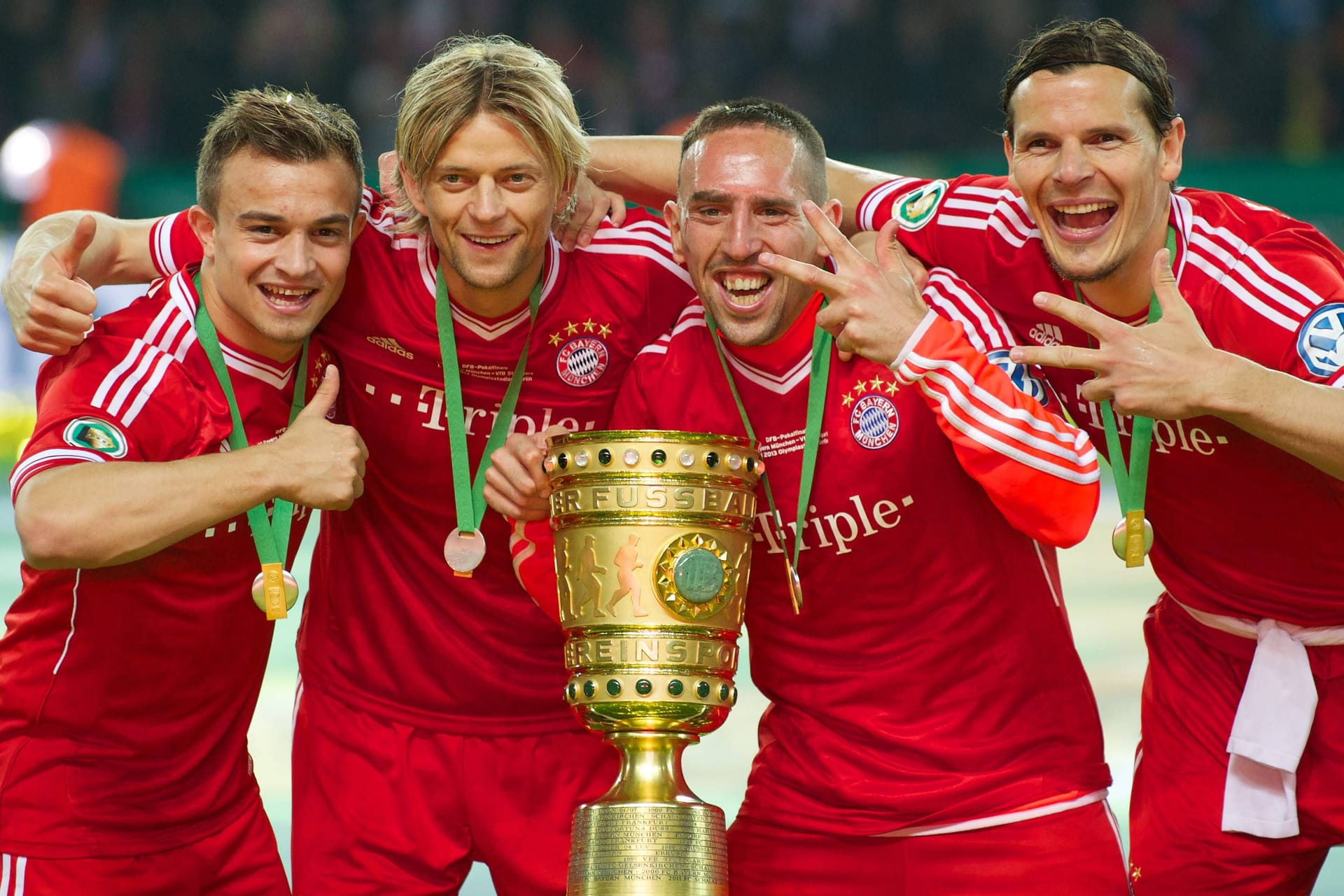 Anatolij Timoschtschuk (2.v.l.) mit seinen ehemaligen Bayern-Kollegen Xherdan Shaqiri (l.), Frank Ribery (2.v.r.) und Daniel van Buyten nach dem Gewinn des DFB-Pokals 2013.