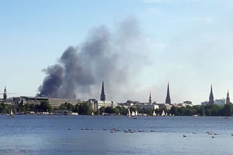Eine Rauchwolke ist über der Alster in Hamburg zu sehen: Wegen des Feuers waren die Bewohner mehrerer Stadtteile gewarnt worden.