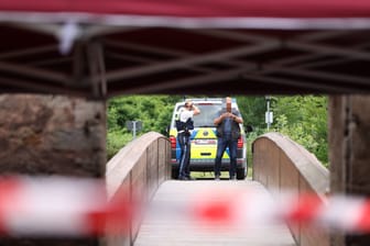 Im Landkreis Ansbach hat ein Polizist einen Schuss auf einen jungen Mann abgegeben.