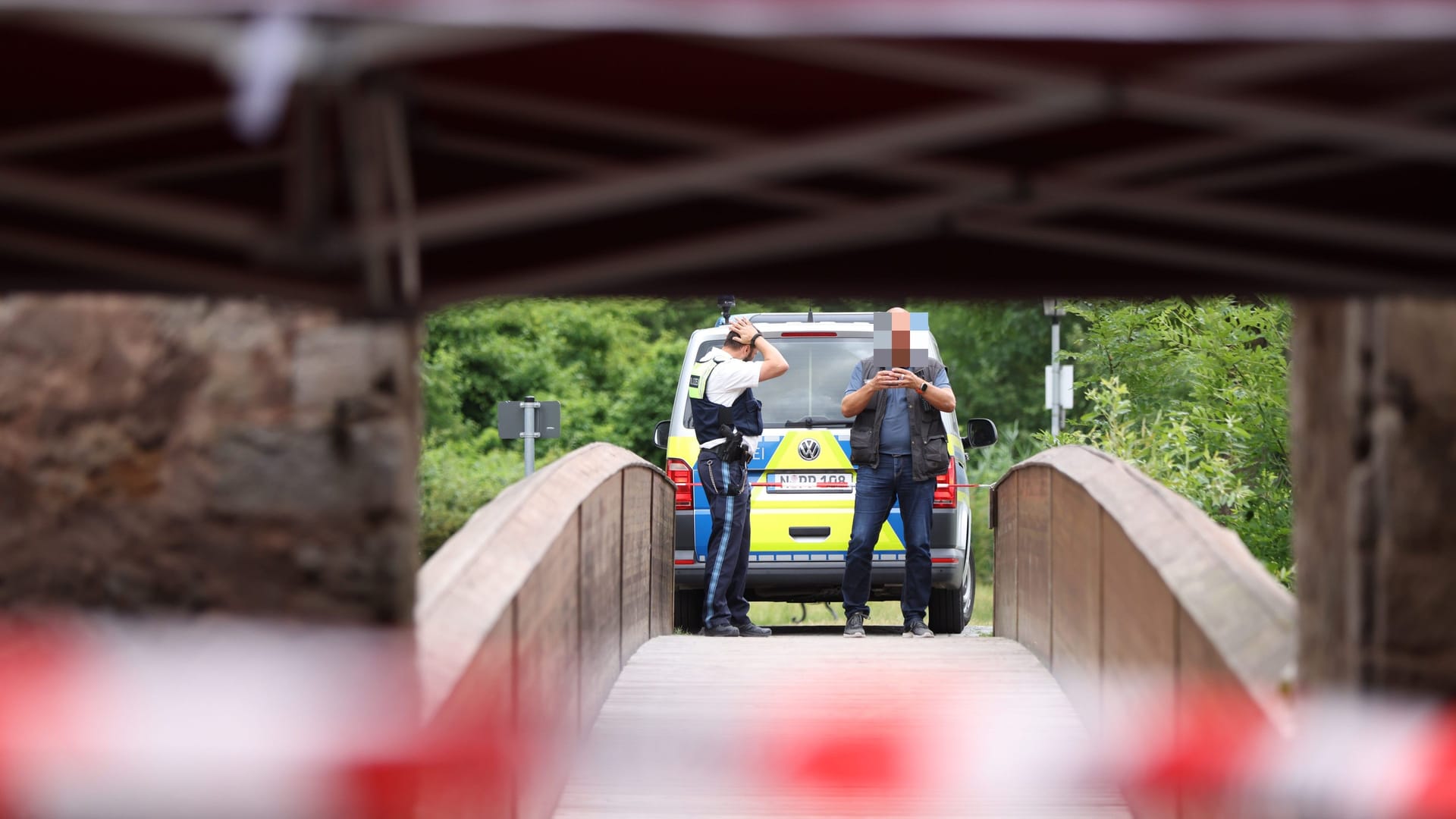 Im Landkreis Ansbach hat ein Polizist einen Schuss auf einen jungen Mann abgegeben.