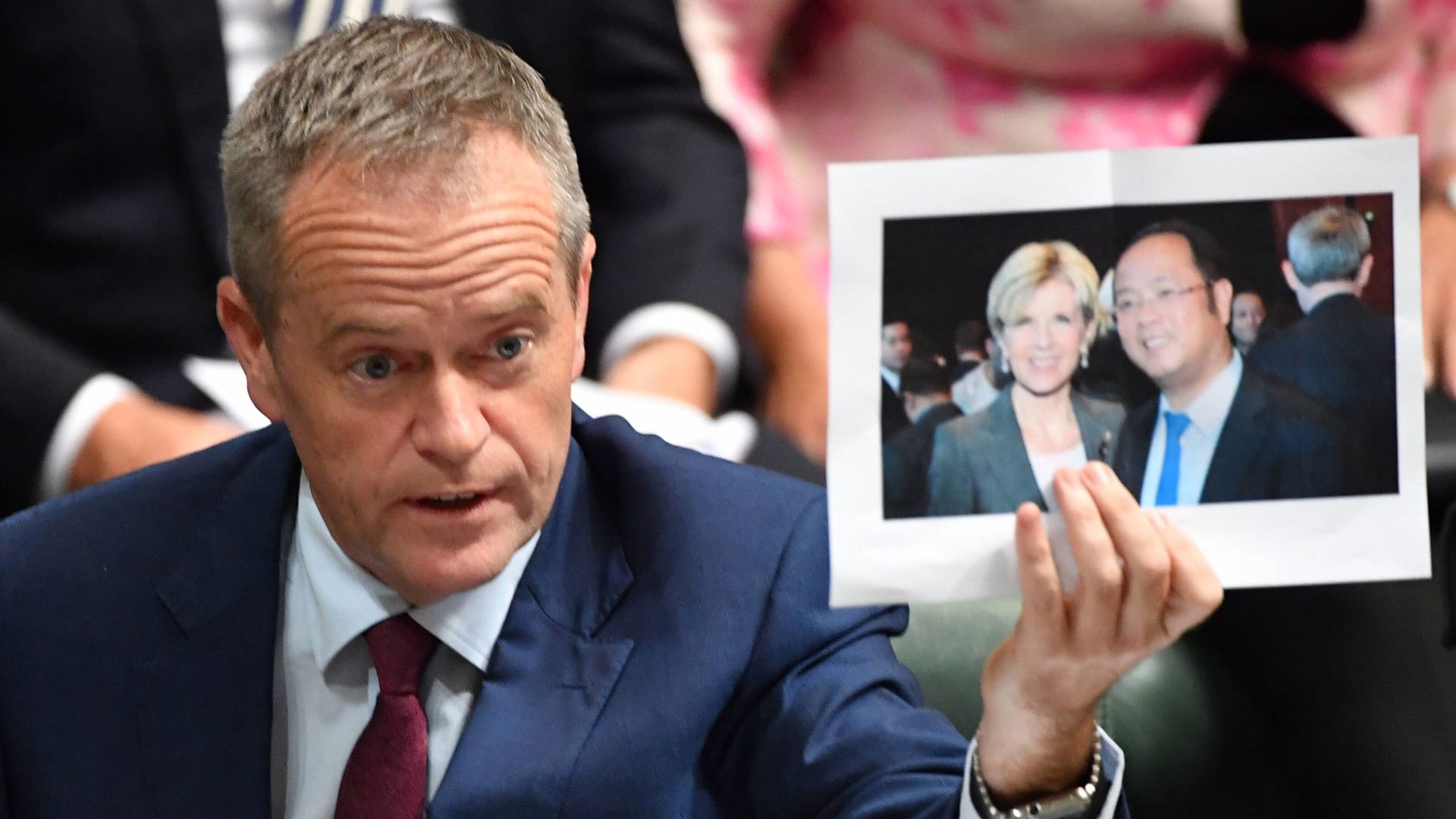 Australisches Parlament am 14. Juni 2017: Oppositionsführer Bill Shorten zeigt ein Foto der damaligen Außenministerin Julie Bishop mit dem chinesischen Geschäftsmann Huang Xiangmo.