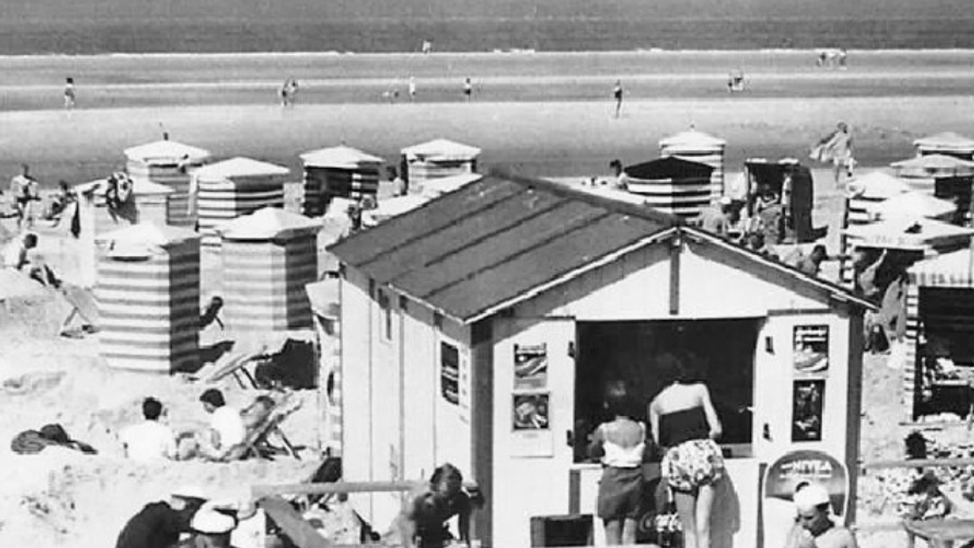 Eine Milchbude am Strand von Borkum in den 1960er Jahren: So sahen die Bauten früher aus. Und geht es nach zahlreichen Urlaubern, darf das auch gerne so bleiben.