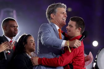 Ein Athlet umarmt Timothy Shriver: Die Szene sorgte bei der Eröffnungsfeier der Special Olympics für Begeisterung.