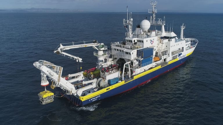 Das Forschungsschiff "Atalante" dient sonst vor allem Meeresbiologen. Nun soll sein besonders fähiger Tauchroboter bei der Suche nach den vermissten U-Boot-Touristen helfen.
