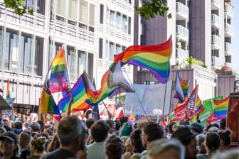 Demo in München für Rechte von Angehörigen der LGTBQ-Gemeinschaft (Symbolbild): Vor dem Christopher Street Day an diesem Wochenende wurde ein bekannter Treffpunkt Ziel eines Angriffs.