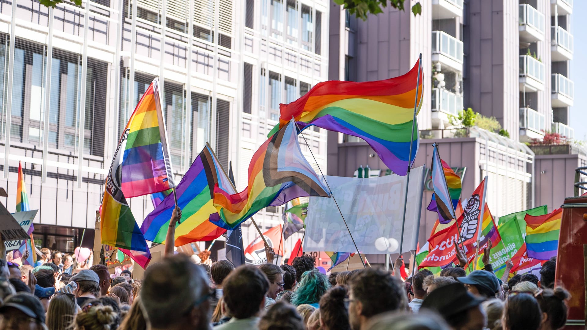 Demo in München für Rechte von Angehörigen der LGTBQ-Gemeinschaft (Symbolbild): Vor dem Christopher Street Day an diesem Wochenende wurde ein bekannter Treffpunkt Ziel eines Angriffs.