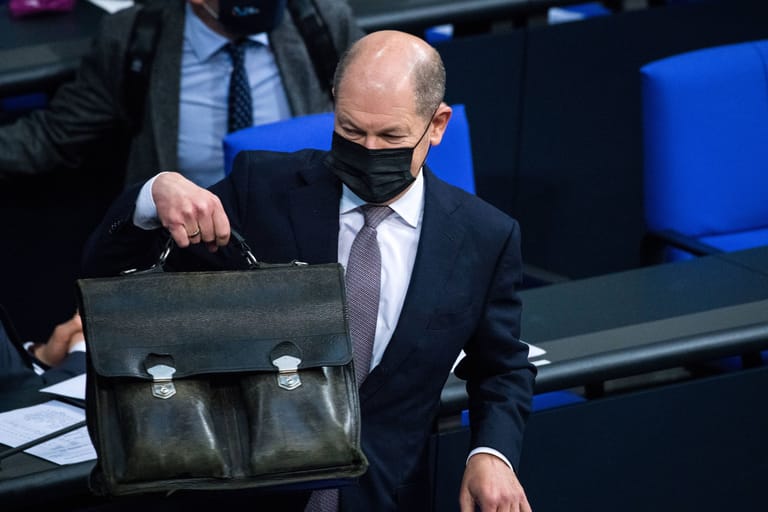 Olaf Scholz und seine Aktentasche