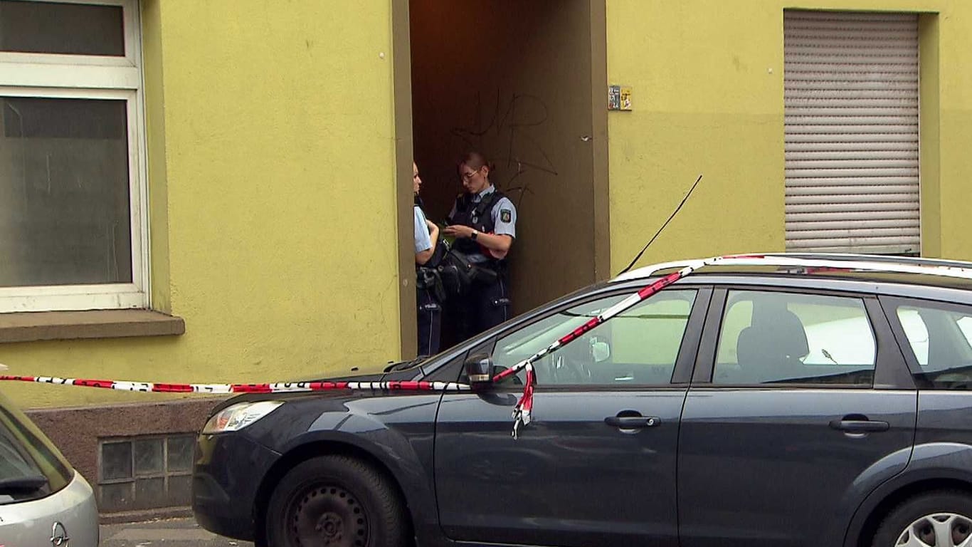 Einsatzkräfte in der Dortmunder Nordstadt: Eine Frau wurde von einem Notarzt ins Krankenhaus gebracht.