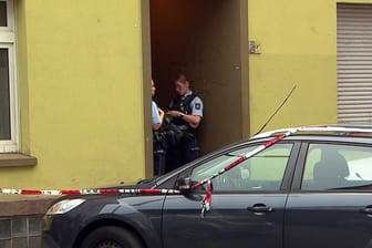 EinsatzkrΓ€fte in der Dortmunder Nordstadt: Eine Frau wurde von einem Notarzt ins Krankenhaus gebracht. EinsatzkrΓ€fte in der Dortmunder Nordstadt: Eine Frau wurde von einem Notarzt ins Krankenhaus gebracht.