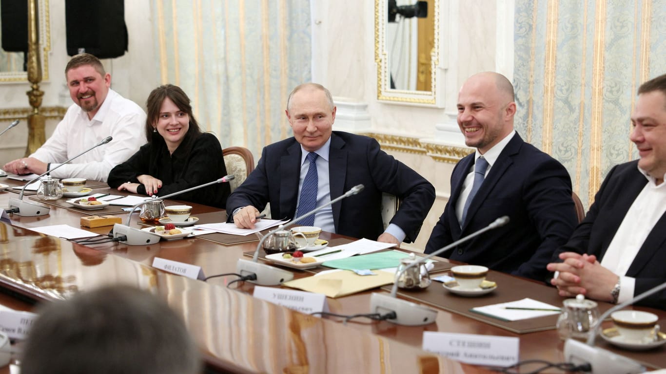 Wladimir Putin (M.) im Kreise ausgewählter kremlfreundlicher Journalisten und Blogger.