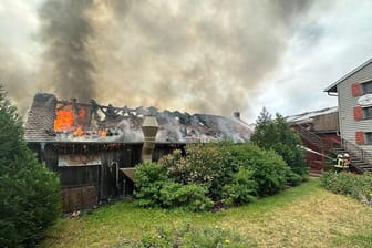 Flammen und Rauch steigen aus einem Gebäude auf: Ein Feuer zerstöre Teile des Geländes vom Freizeitparks Karls Erdbeerhof im brandenburgischen Elstal bei Wustermark.