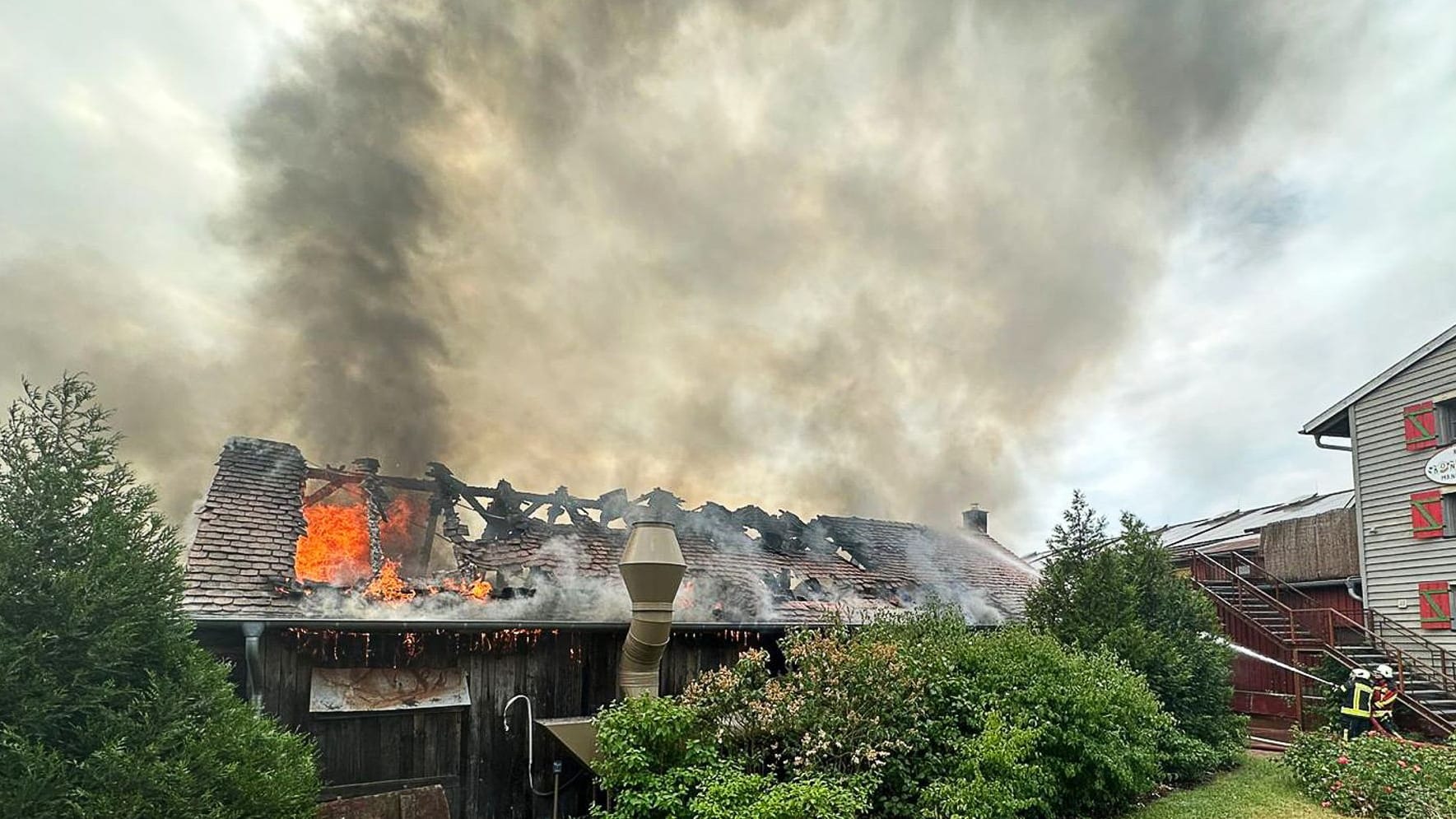 Flammen und Rauch steigen aus einem Gebäude auf: Ein Feuer zerstöre Teile des Geländes vom Freizeitparks Karls Erdbeerhof im brandenburgischen Elstal bei Wustermark. Flammen und Rauch steigen aus einem Gebäude auf: Ein Feuer zerstöre Teile des Geländes vom Freizeitparks Karls Erdbeerhof im brandenburgischen Elstal bei Wustermark.