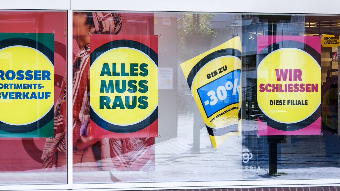 Plakate mit der Aufschrift "Alles muss raus" an einem Schaufenster (Symbolbild): Die Zahl der Firmenpleiten steigt weiter.