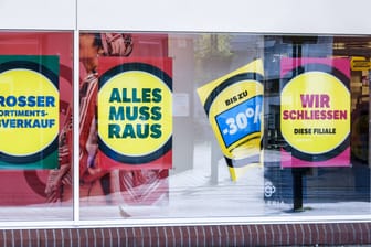 Plakate mit der Aufschrift "Alles muss raus" an einem Schaufenster (Symbolbild): Die Zahl der Firmenpleiten steigt weiter.