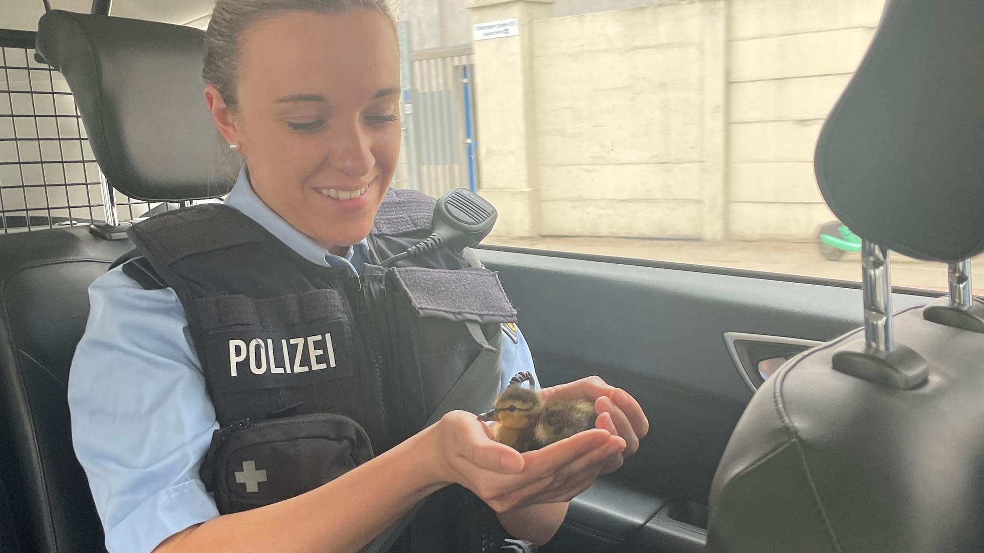 Eine Bundespolizistin in der Ausbildung versorgte das Entenküken mit "diversen Streicheleinheiten".