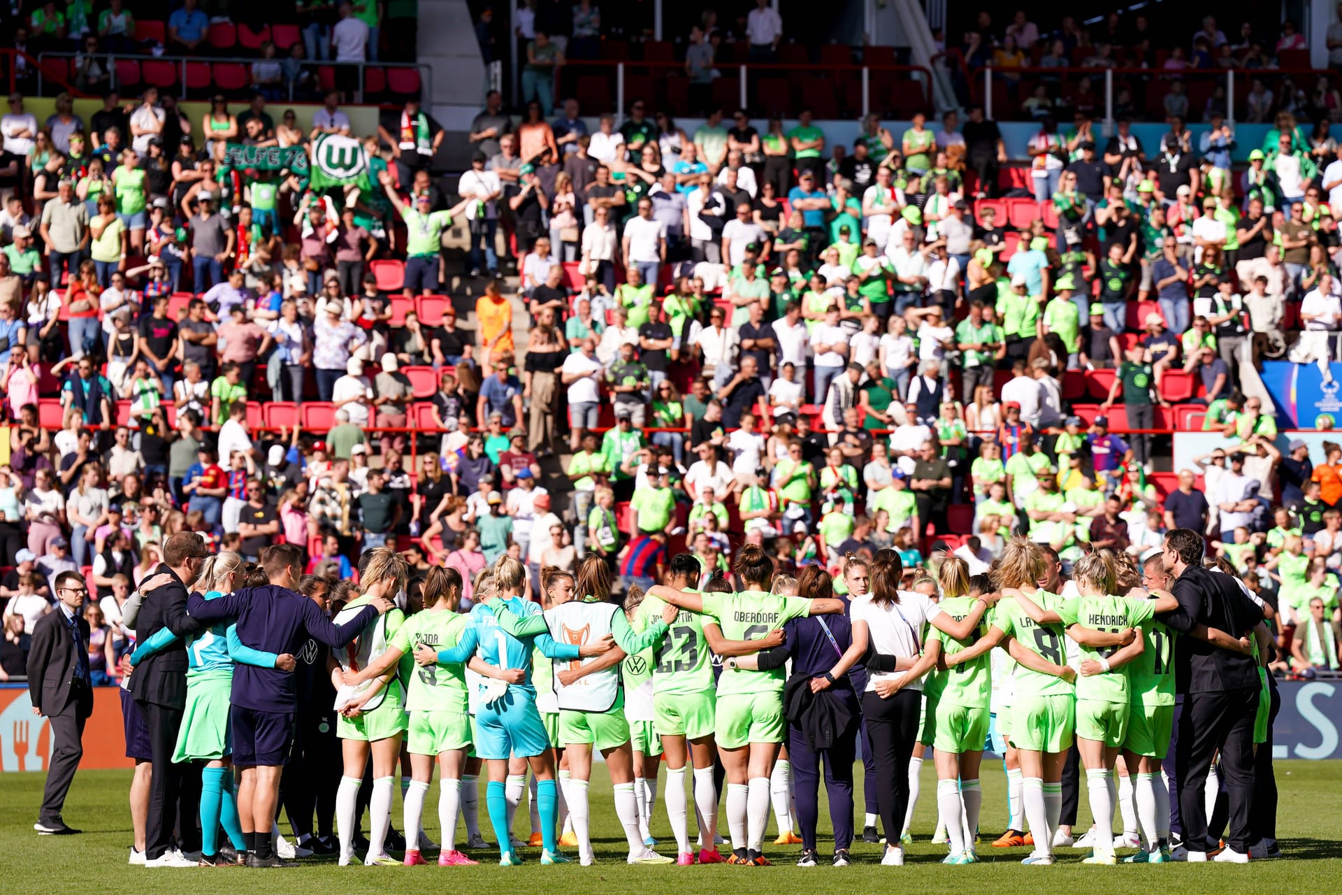Das Team aus Wolfsburg: Zahlreiche Anhänger reisten mit nach Eindhoven.