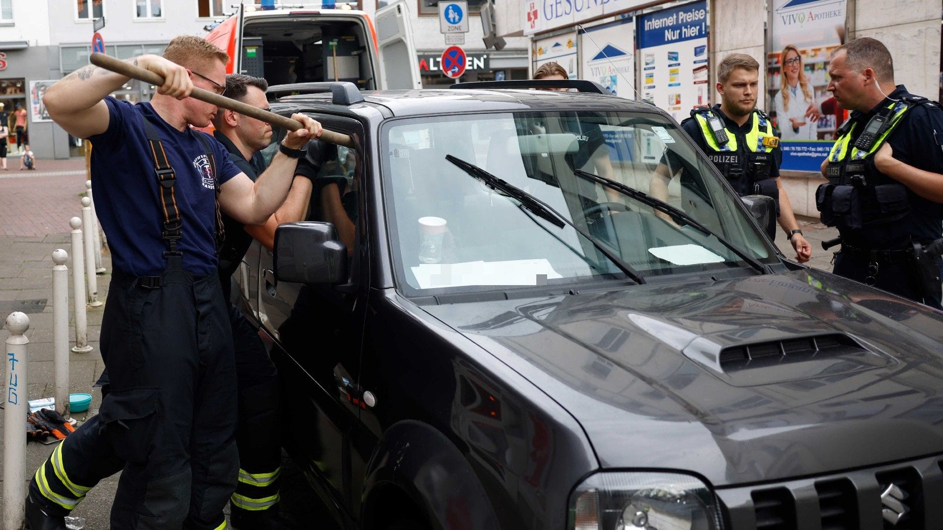 Die Feuerwehr am Auto: Es blieb nur die Methode mit der Schaufel.