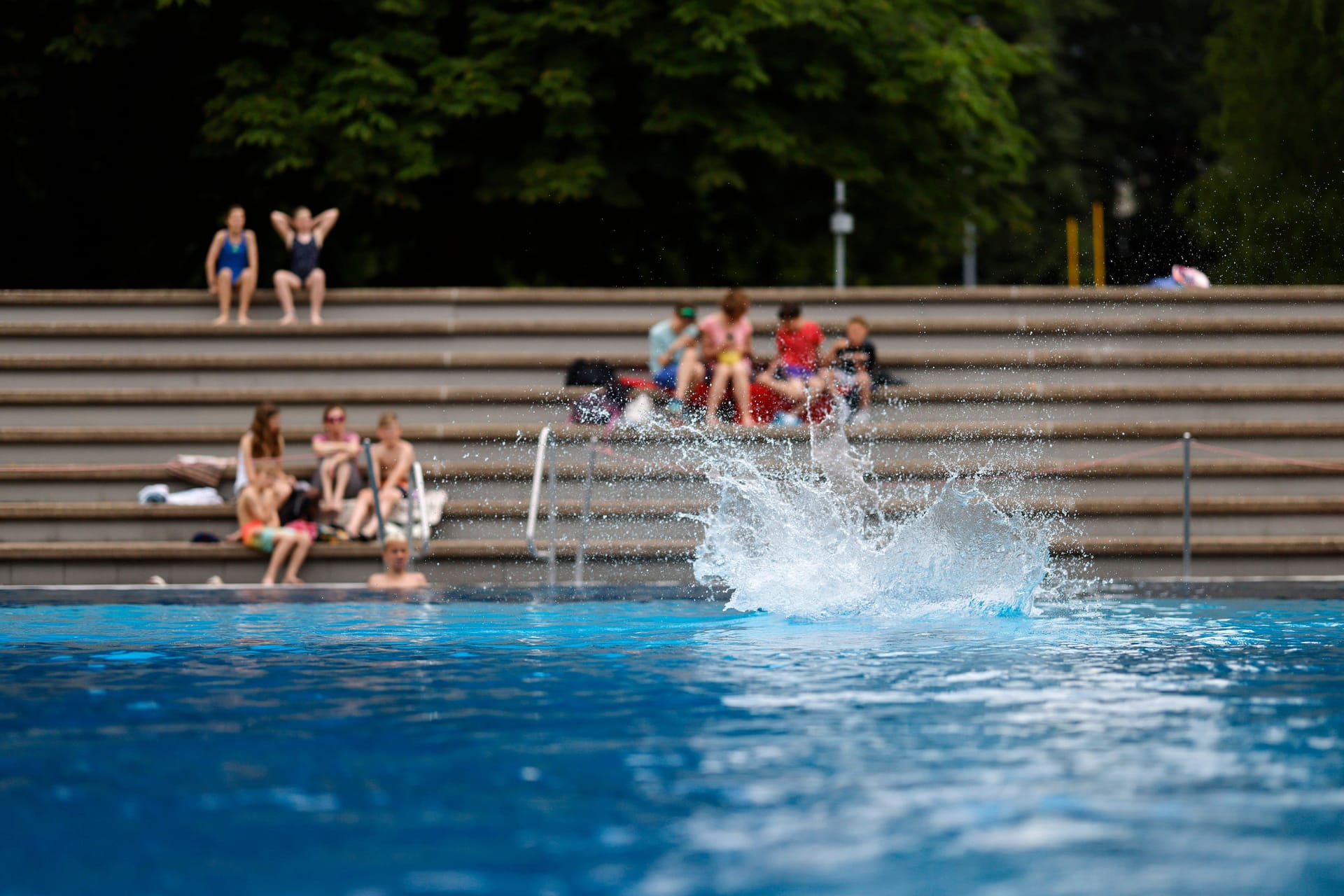 Vorbei mit dem Badespaß (Symbolbild): In Wesselburen wurde ein Freibad nach einem Streit vorzeitig geschlossen.