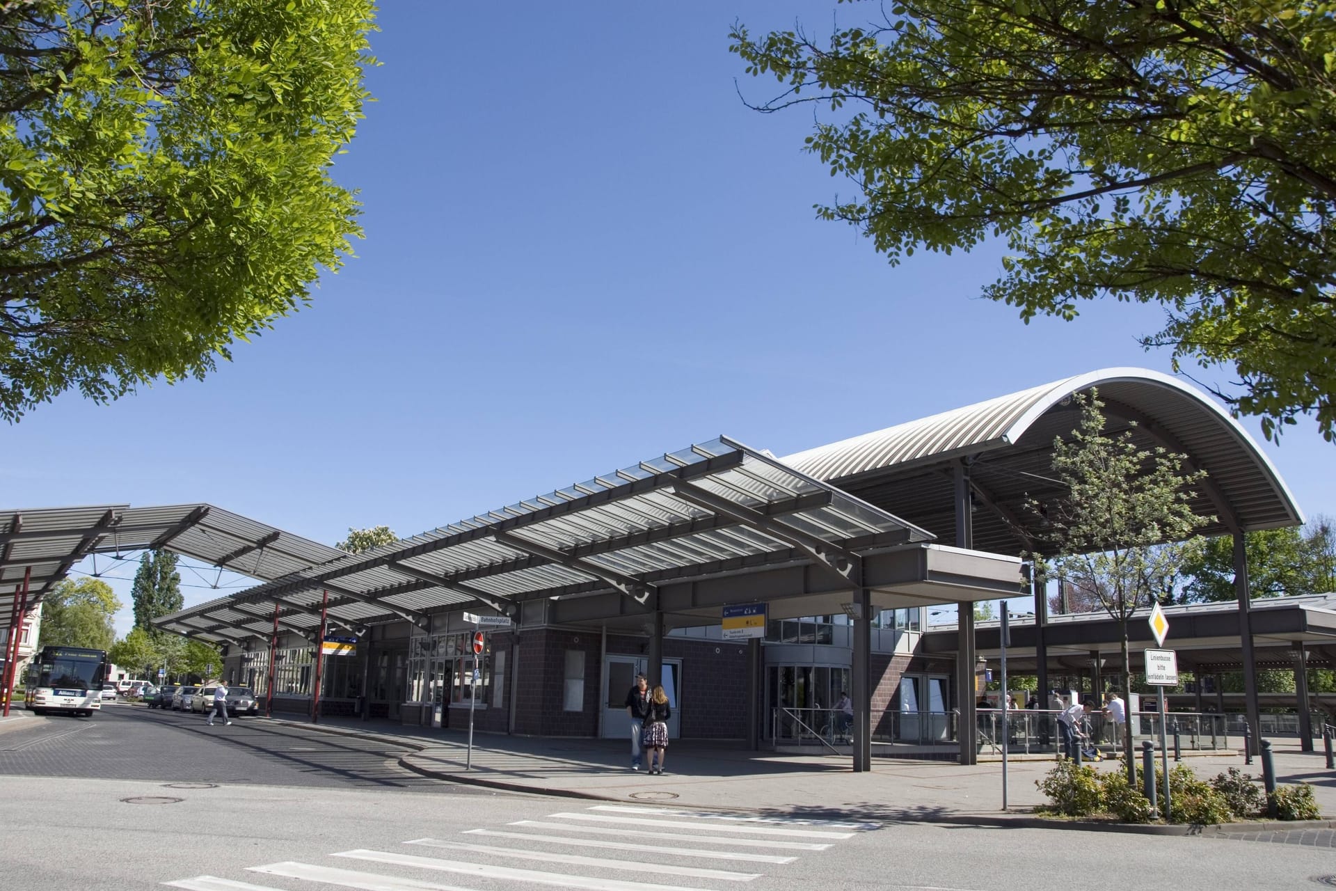 Der Bahnhof in Peine: Nachdem ein Mann mit einer Armbrust auf Passanten geschossen hat, untersucht die Polizei nun, ob es einen rechten Hintergrund gibt.