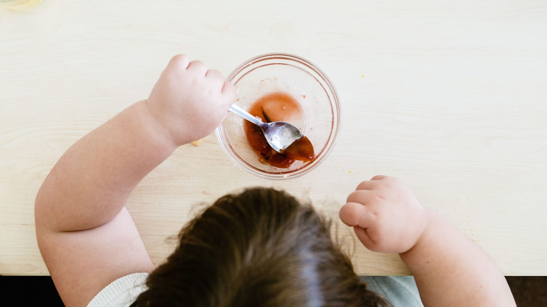 Kind mit Eis (Symbolbild): 15 Prozent aller Kinder von drei bis sieben Jahren haben Übergewicht.