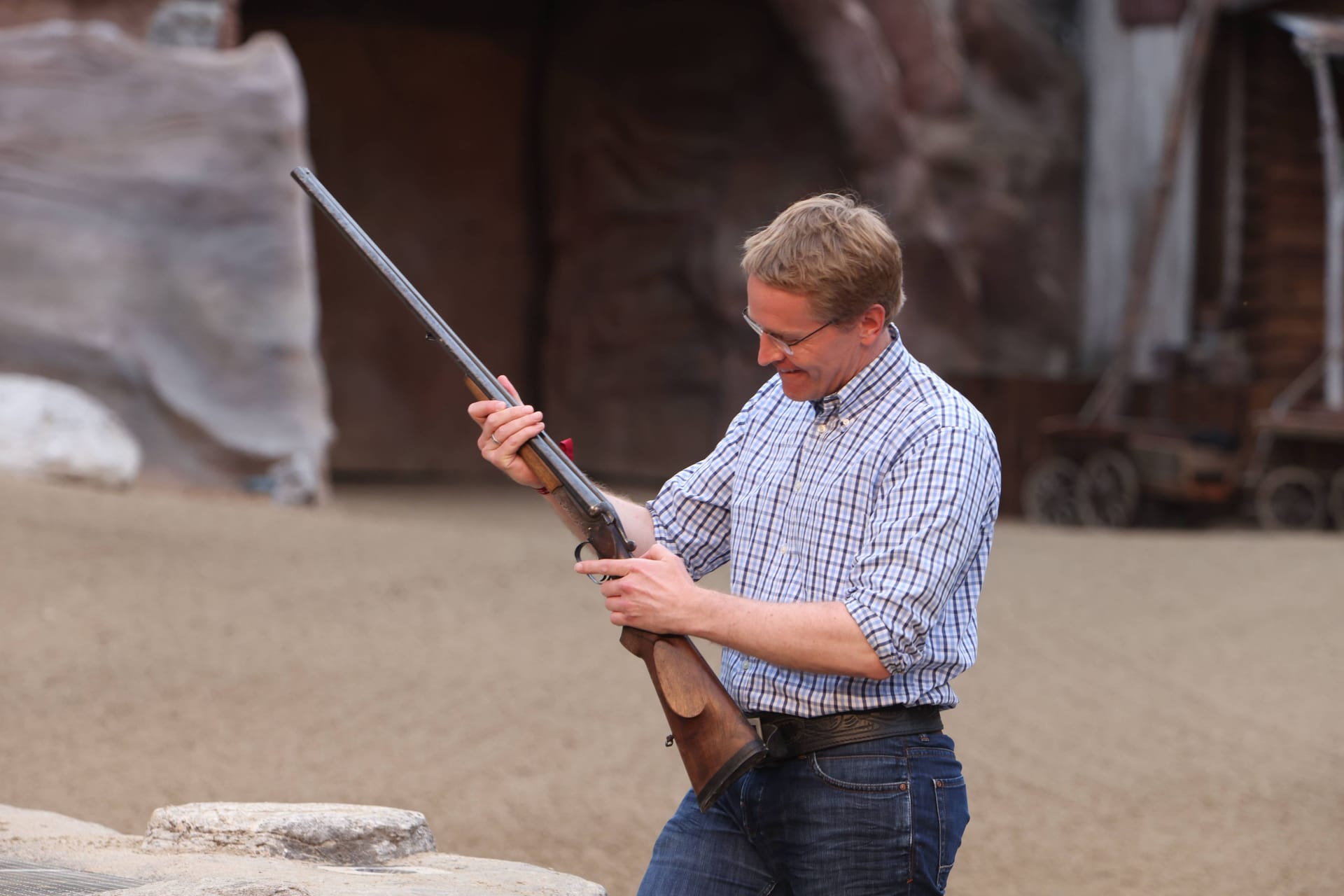 Schleswig-Holsteins Ministerpräsident Daniel Günther gibt den Startschuss zur Premiere von "Winnetou": Ganz kurz reagierte er auf den Wirbel um seinen "Layla"-Auftritt.