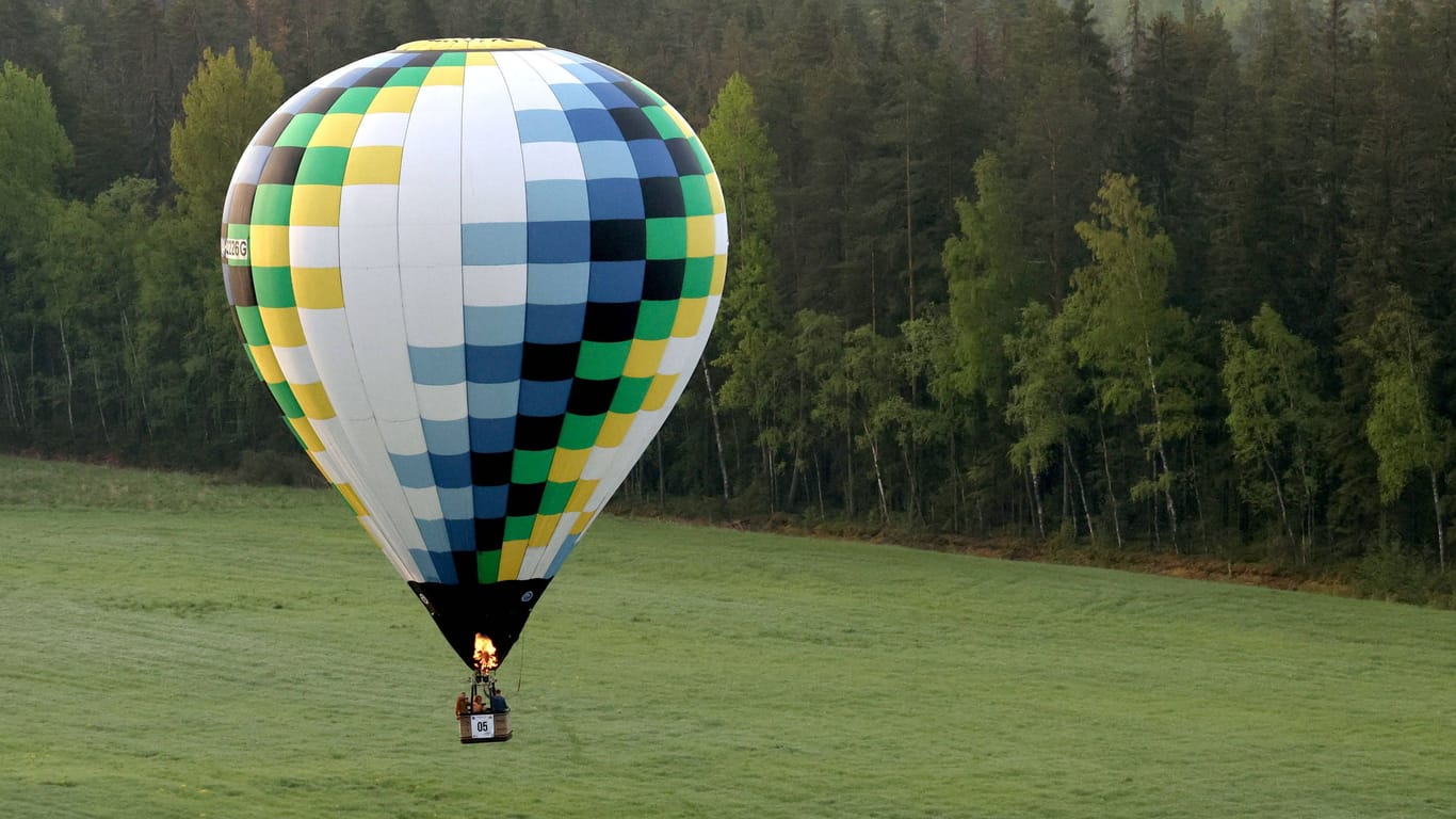Heißluftballon (Symbolbild): Drei Menschen wurden schwer verletzt.