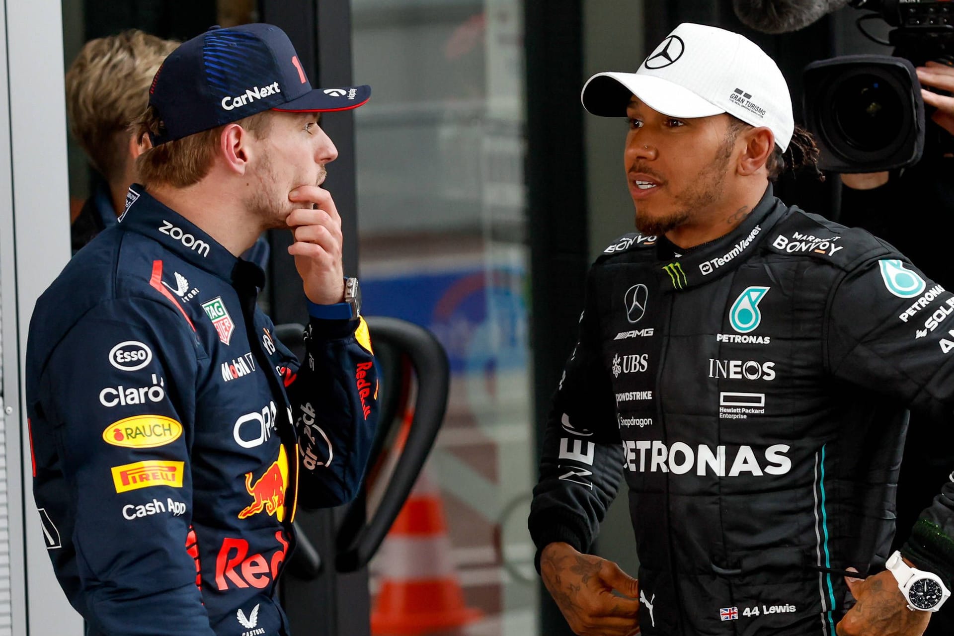 Rivalen: Max Verstappen (li.) und Lewis Hamilton.