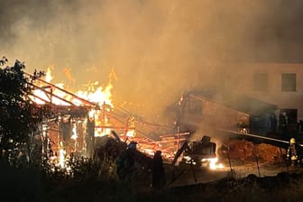 Das Feuer im Landkreis Kulmbach: Die Flammen drohten, auch noch auf weitere Häuser überzugreifen.