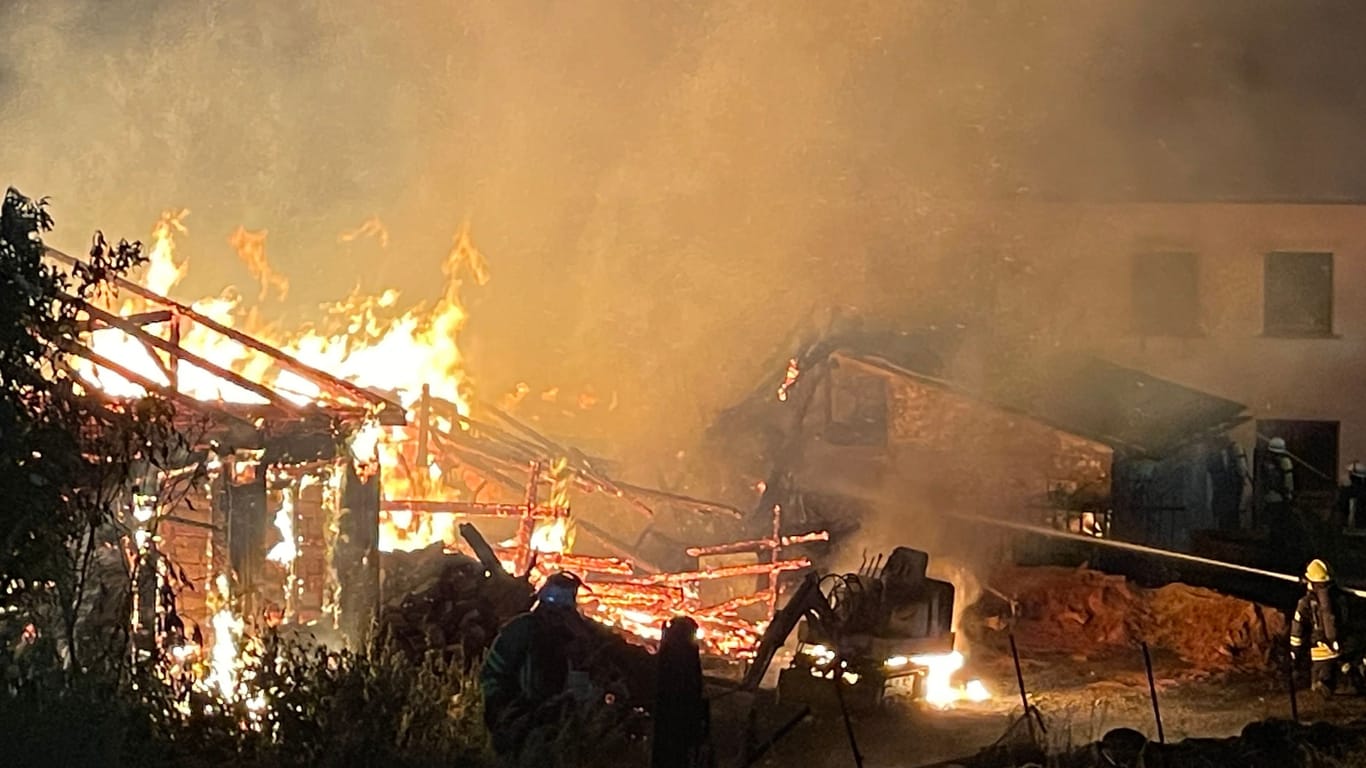 Das Feuer im Landkreis Kulmbach: Die Flammen drohten, auch noch auf weitere Häuser überzugreifen.
