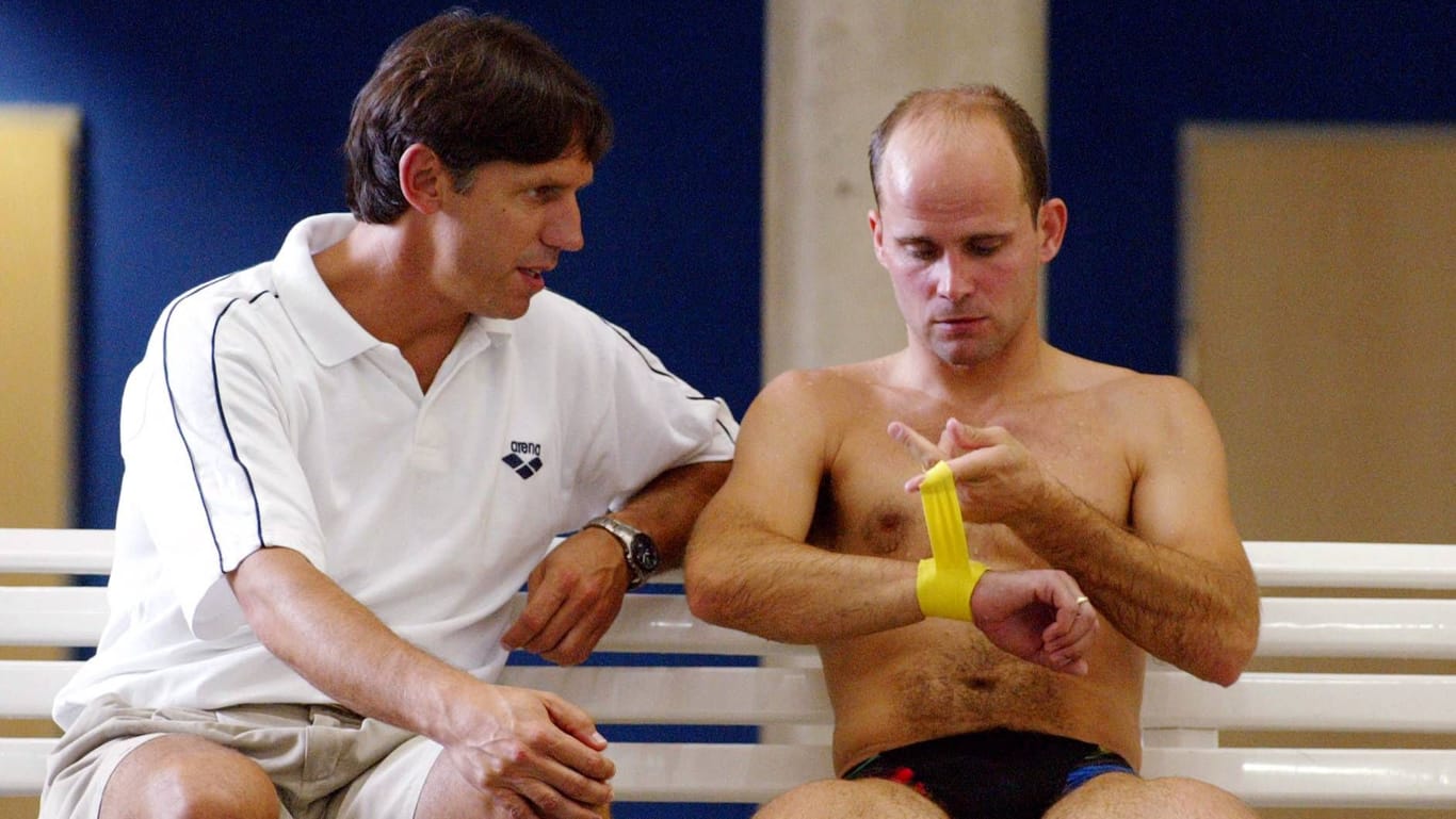 Bundestrainer Lutz Buschkow (li.) im Gespräch mit Jan Hempel beim Kunstspringen 2003.