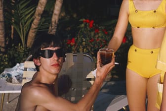 George Harrison lässt es sich am Hotelpool in Miami gut gehen.