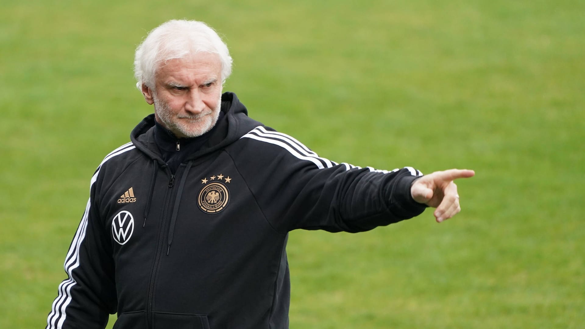 Rudi Völler: Der DFB-Sportdirektor sprach sich zuletzt für Flick aus.
