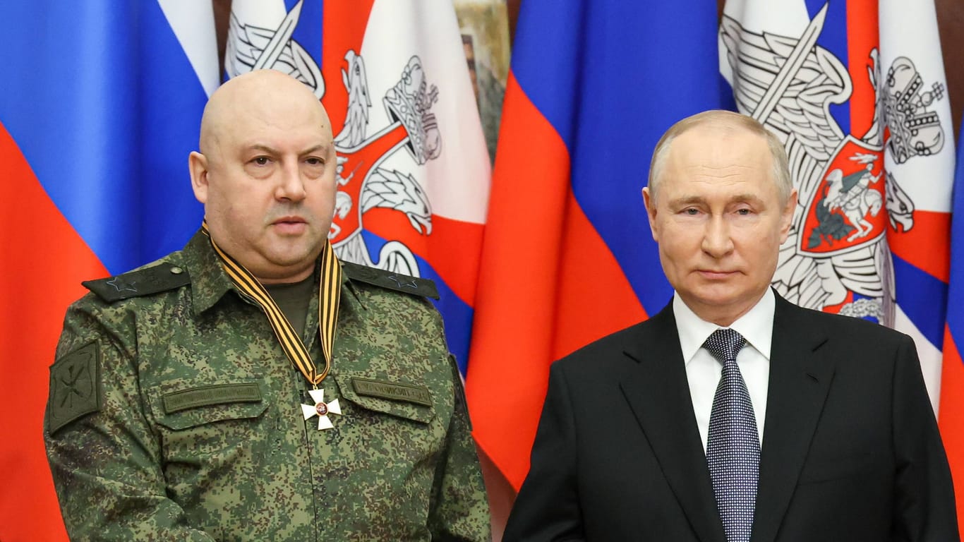 Sergej Surowikin (l.) erhält von Präsident Putin (r.) eine Auszeichnung: Steckt der Luftwaffengeneral hinter dem Putschversuch?