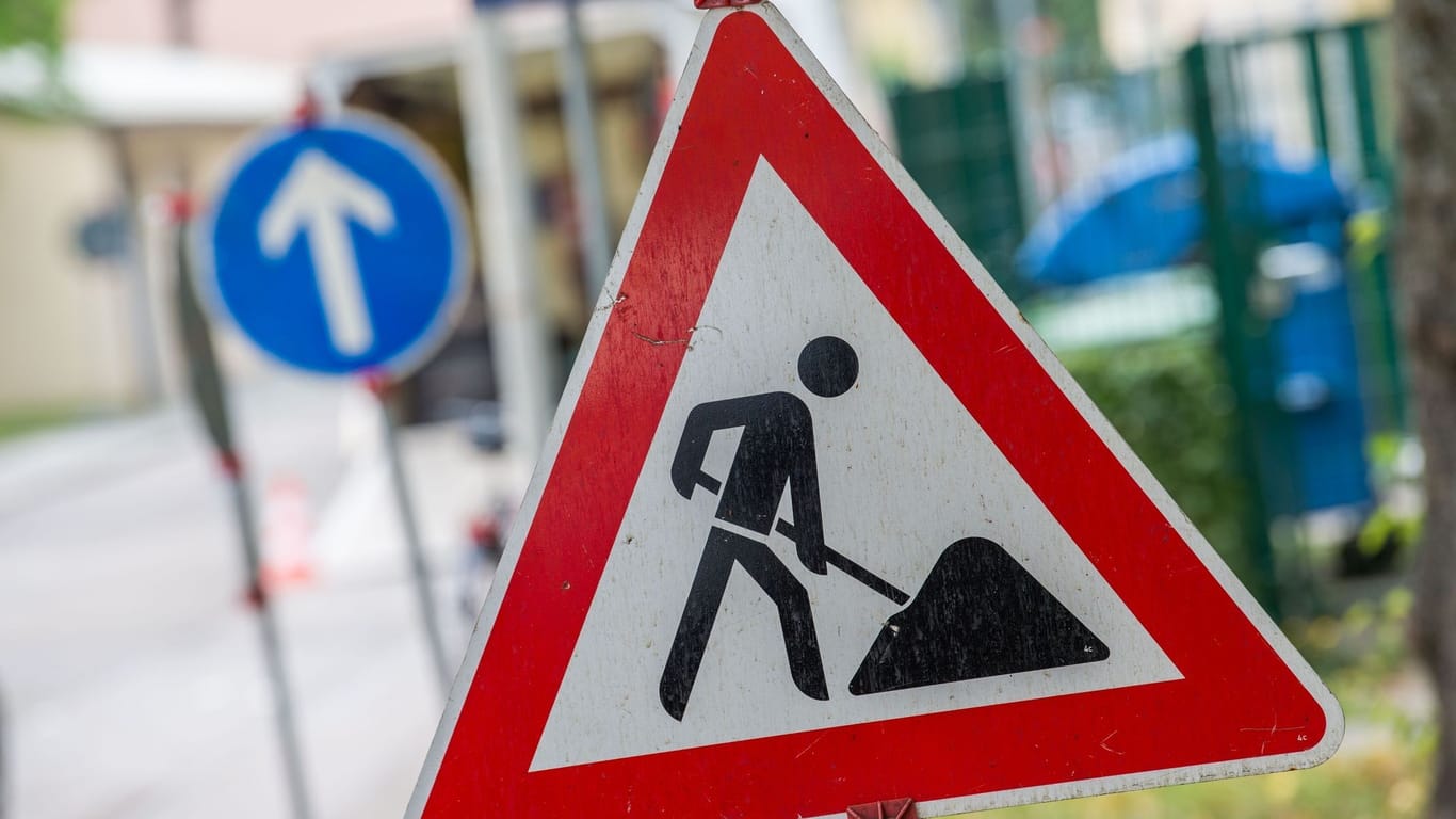 Ein Straßenschild weist auf eine Baustelle hin (Symbolbild): Wer am Wochenende mit dem Auto von Hamburg aus nach Bremen fahren will, muss sich auf Einschränkungen einstellen.