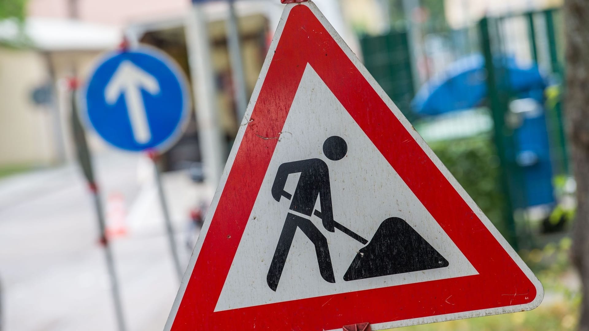 Ein Straßenschild weist auf eine Baustelle hin (Symbolbild): Wer am Wochenende mit dem Auto von Hamburg aus nach Bremen fahren will, muss sich auf Einschränkungen einstellen. Ein Straßenschild weist auf eine Baustelle hin (Symbolbild): Wer am Wochenende mit dem Auto von Hamburg aus nach Bremen fahren will, muss sich auf Einschränkungen einstellen.