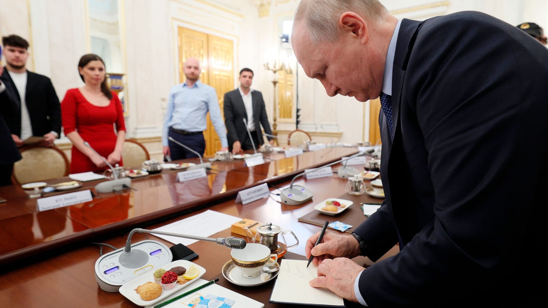 Keks und Kriegsrhetorik: Der russische Präsident mit russischen Kriegskorrespondenten bei einer Pressekonferenz am Dienstag.