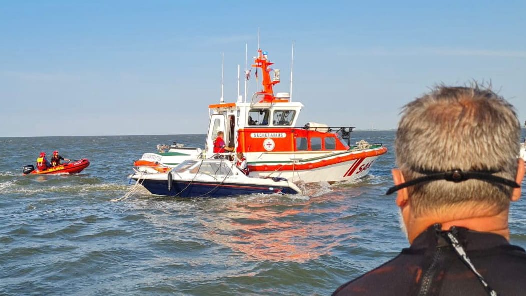 Einsatz zwischen Bensersiel und Langeoog: Seenotretter kamen drei Menschen zu Hilfe.