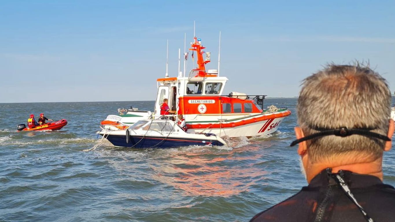 Einsatz zwischen Bensersiel und Langeoog: Seenotretter kamen drei Menschen zu Hilfe.