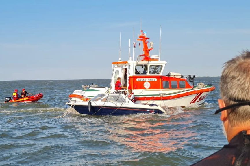 Einsatz zwischen Bensersiel und Langeoog: Seenotretter kamen drei Menschen zu Hilfe.